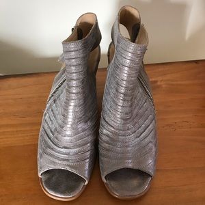 Paul Green Cayanne Leather peep toe sandal.